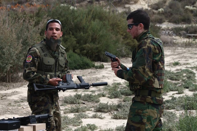 dos jugadores vestidos de guerreros con sus armas